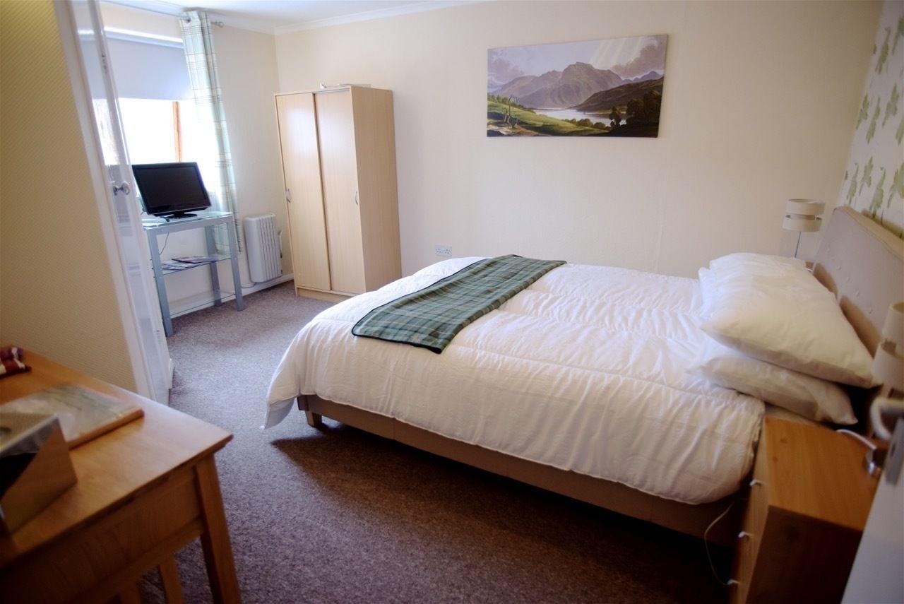 Oyo Inverour Guest House Gairlochy Esterno foto