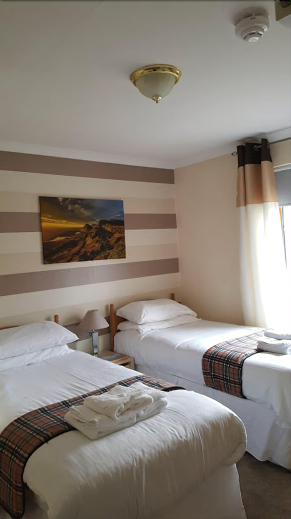 Oyo Inverour Guest House Gairlochy Esterno foto