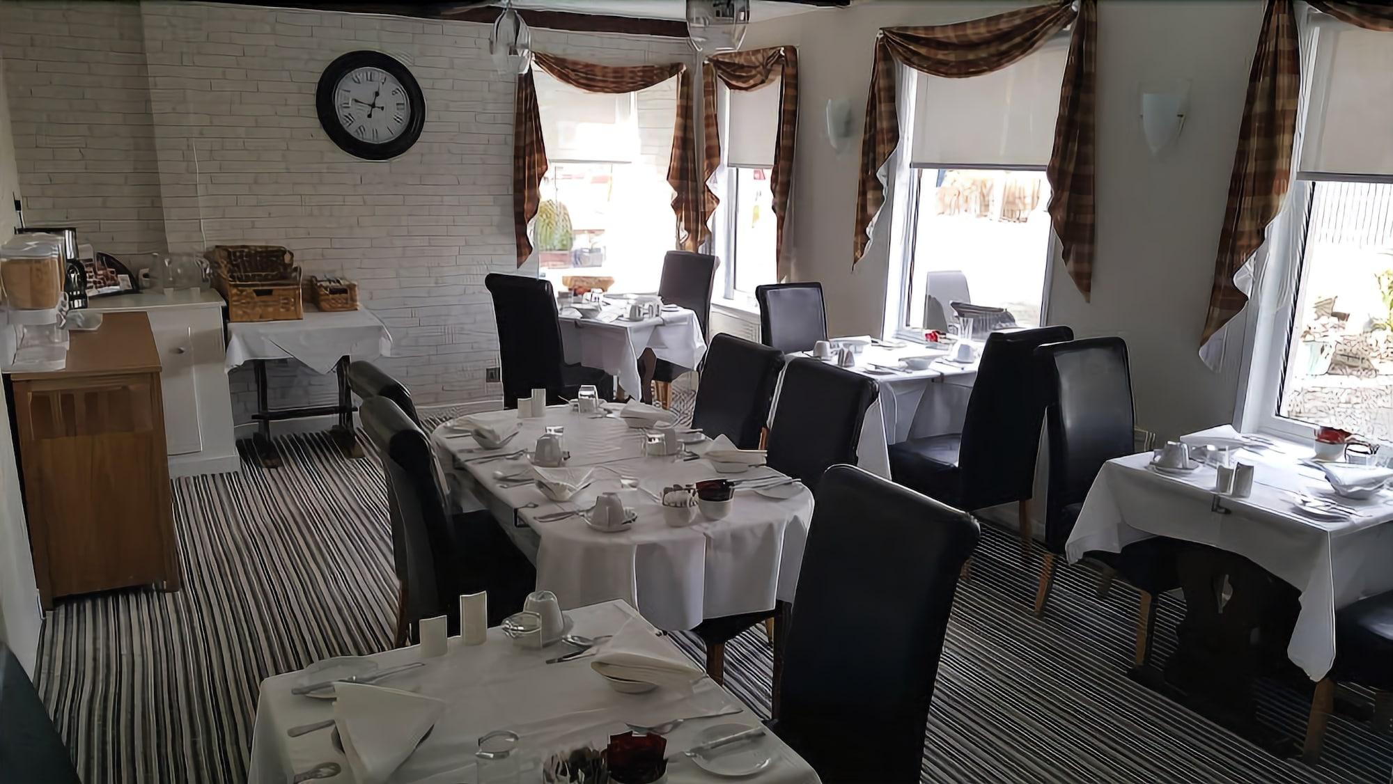 Oyo Inverour Guest House Gairlochy Esterno foto