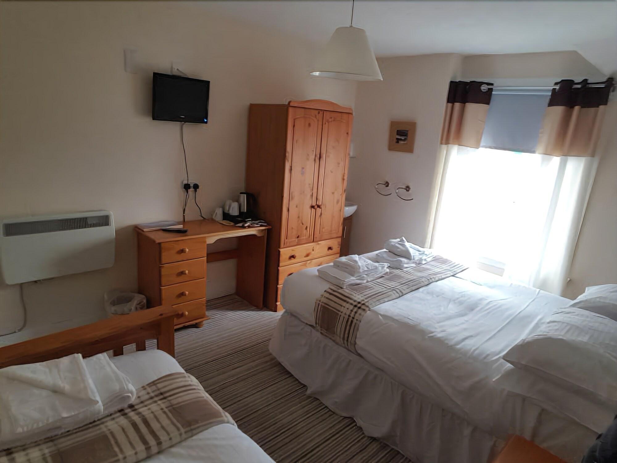 Oyo Inverour Guest House Gairlochy Esterno foto