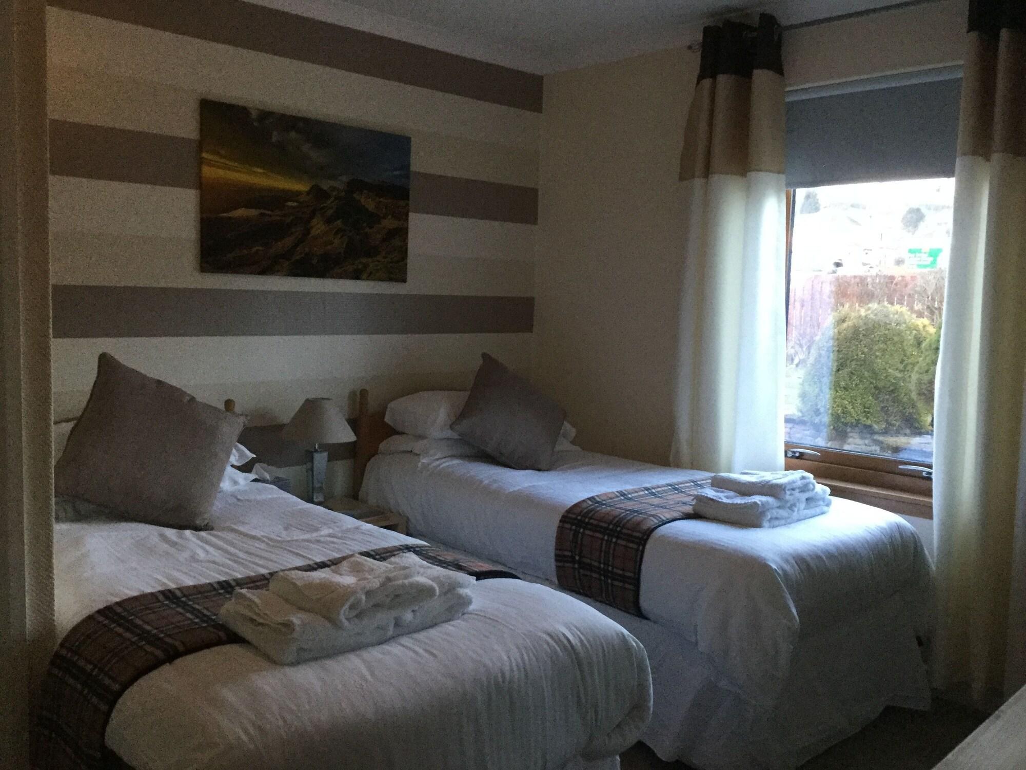 Oyo Inverour Guest House Gairlochy Esterno foto