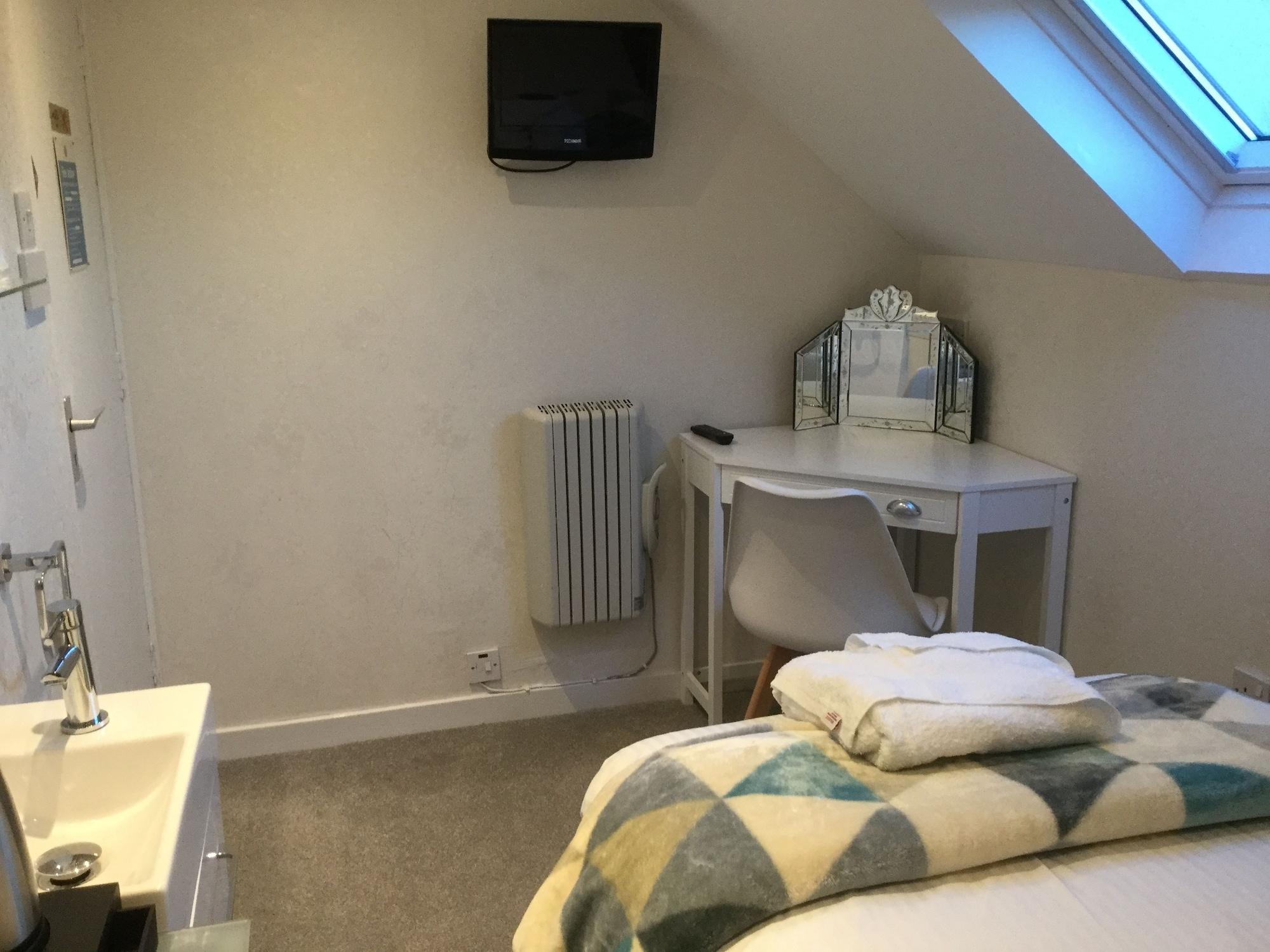 Oyo Inverour Guest House Gairlochy Esterno foto