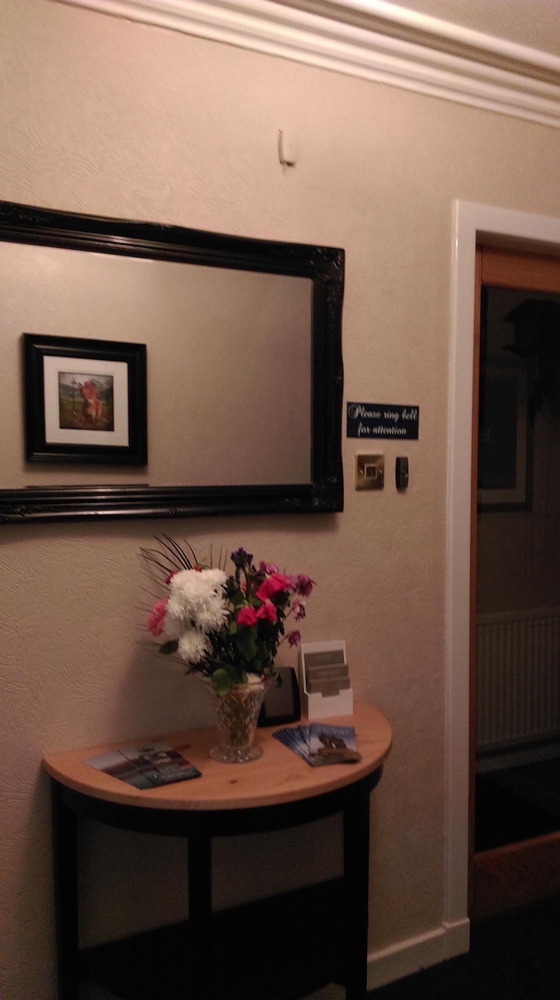 Oyo Inverour Guest House Gairlochy Esterno foto