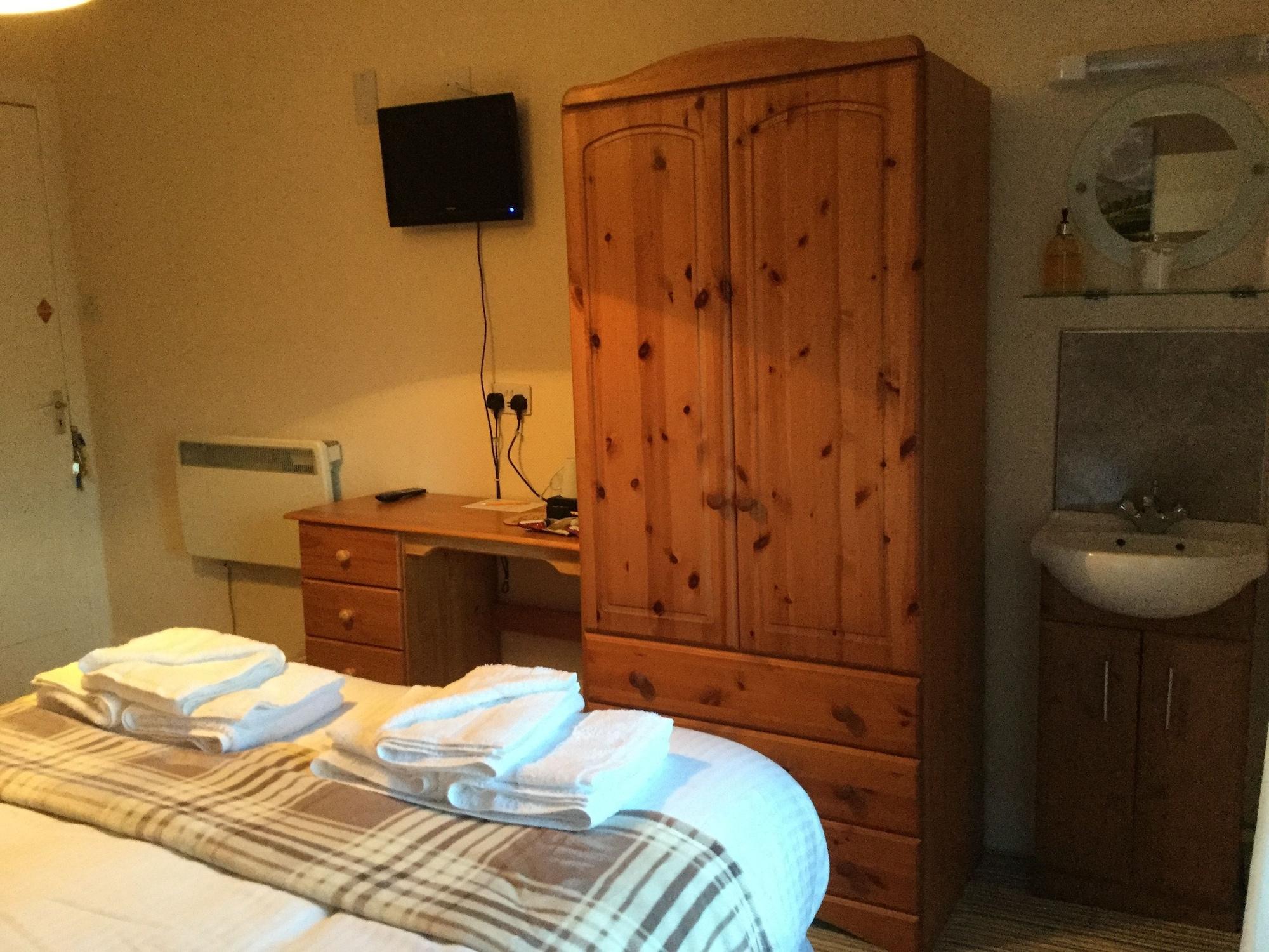 Oyo Inverour Guest House Gairlochy Esterno foto