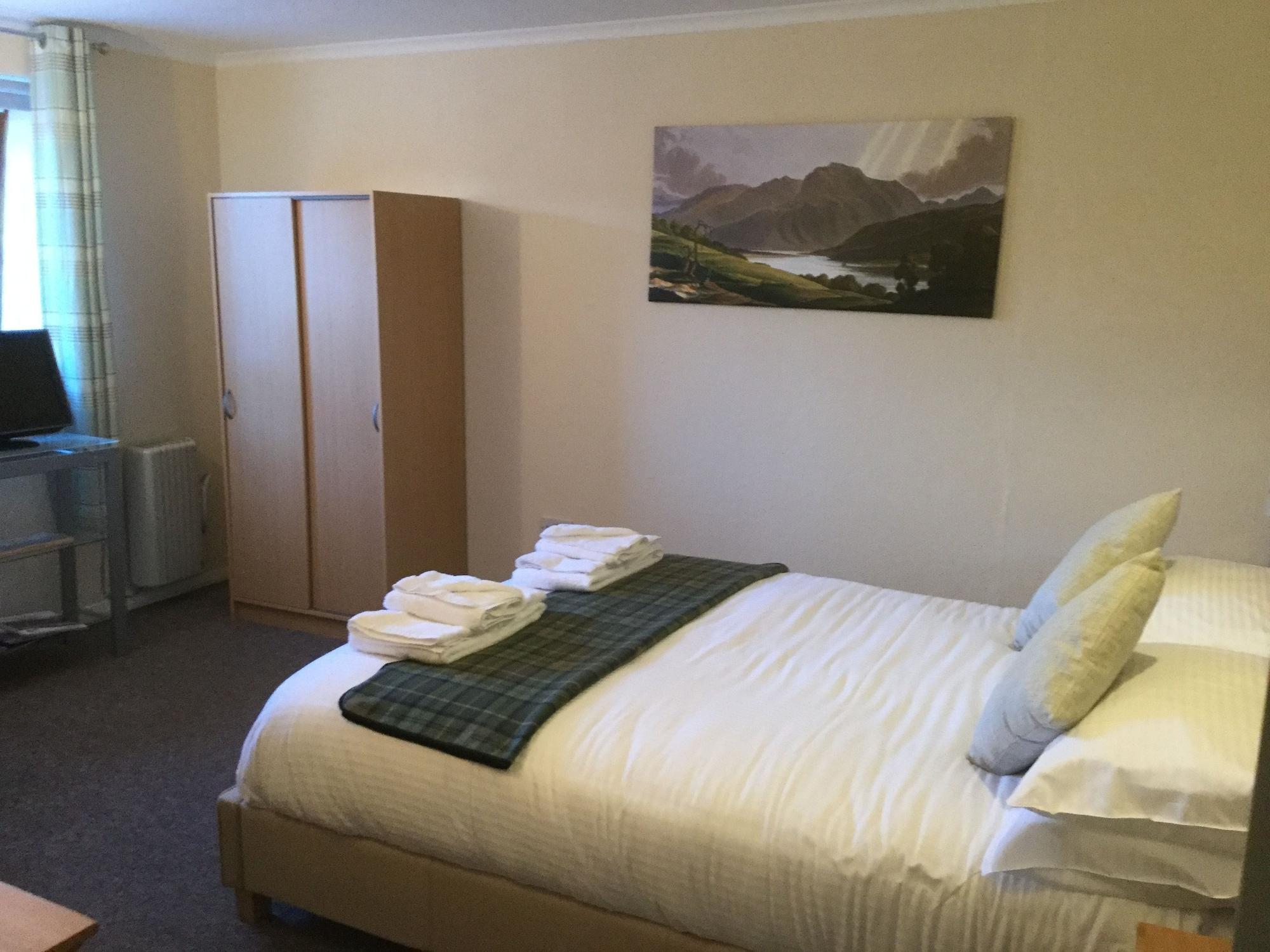 Oyo Inverour Guest House Gairlochy Esterno foto