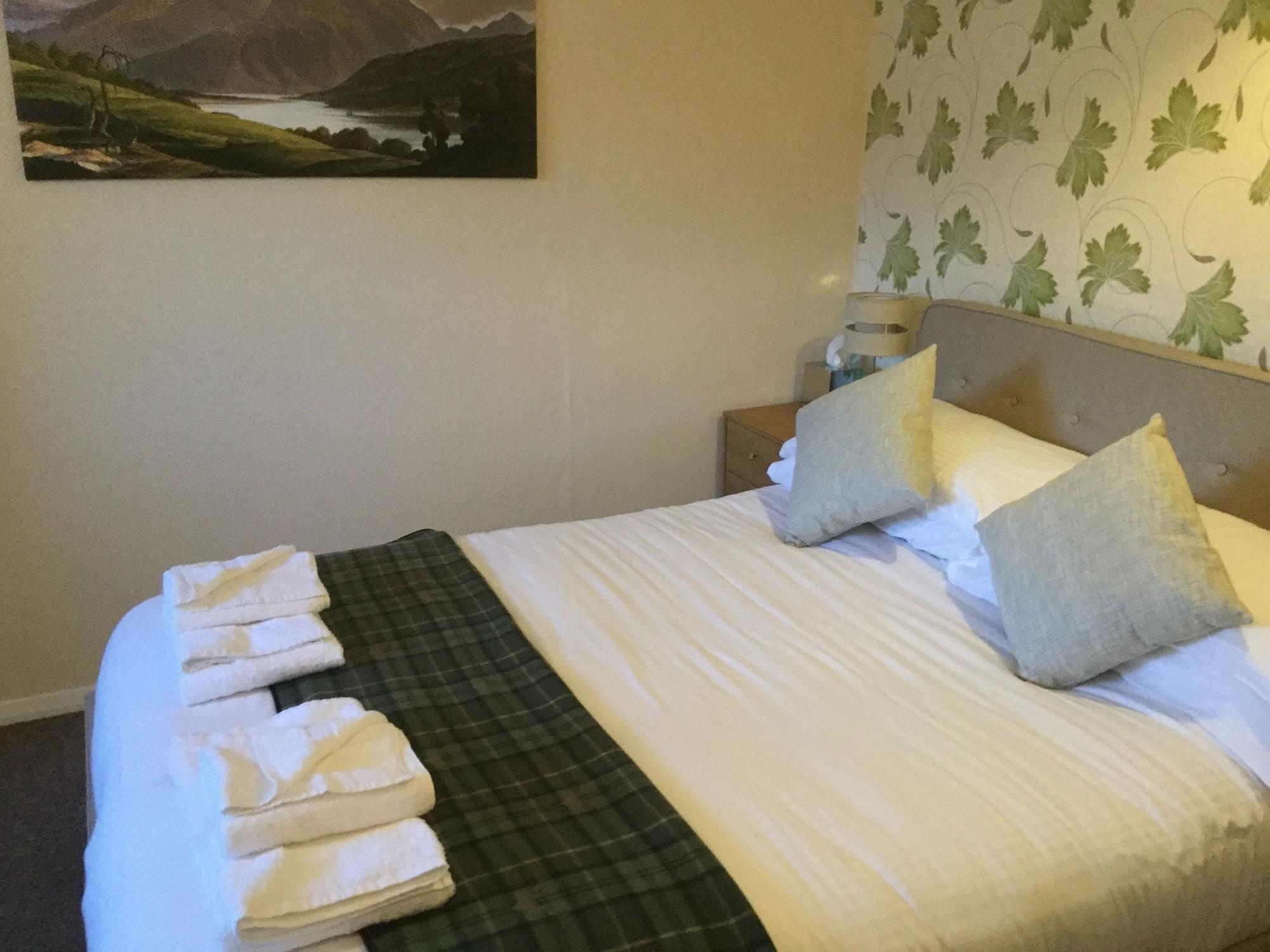 Oyo Inverour Guest House Gairlochy Esterno foto