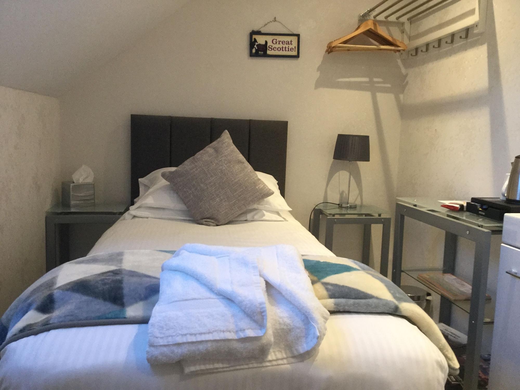 Oyo Inverour Guest House Gairlochy Esterno foto