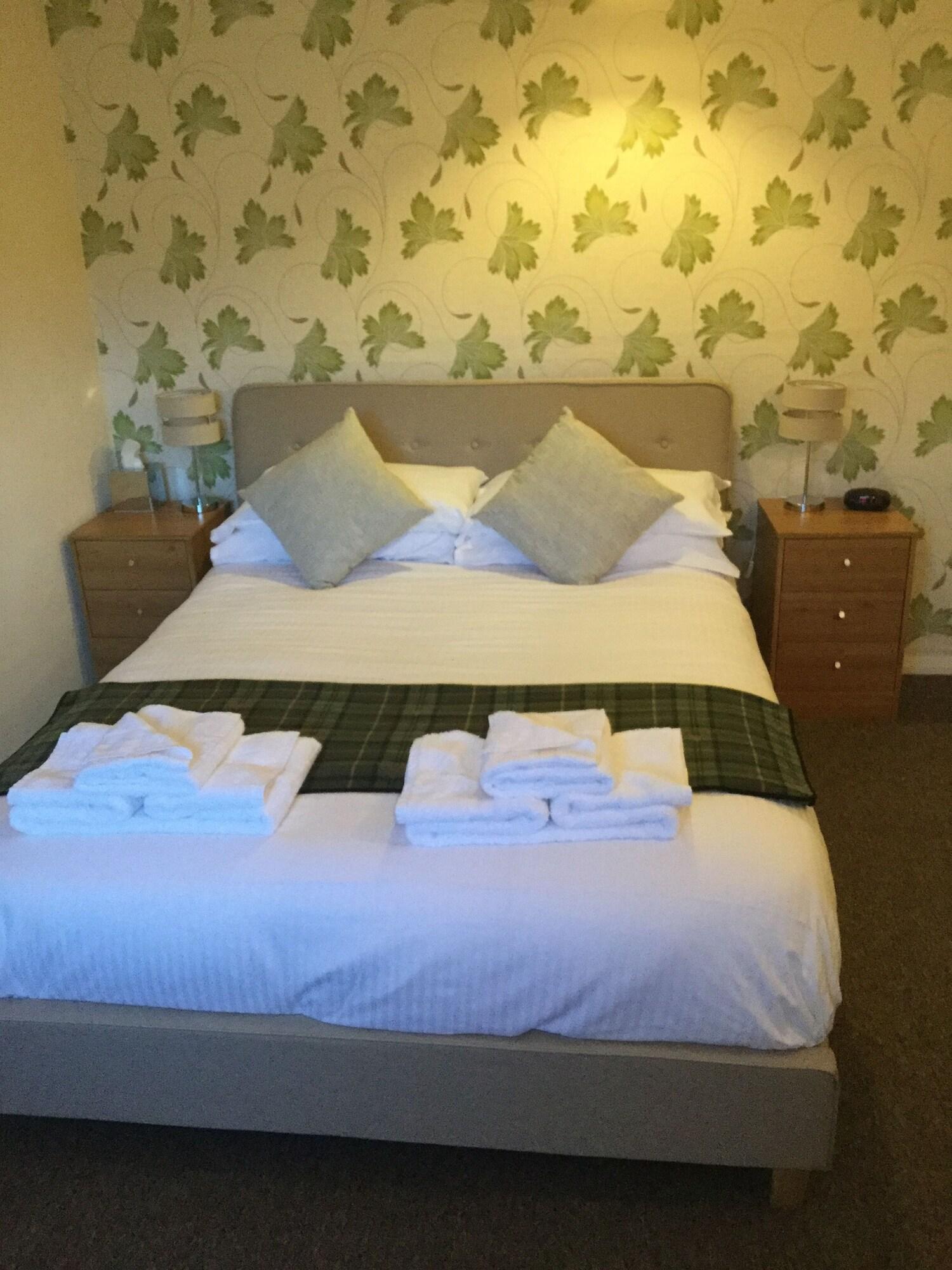 Oyo Inverour Guest House Gairlochy Esterno foto