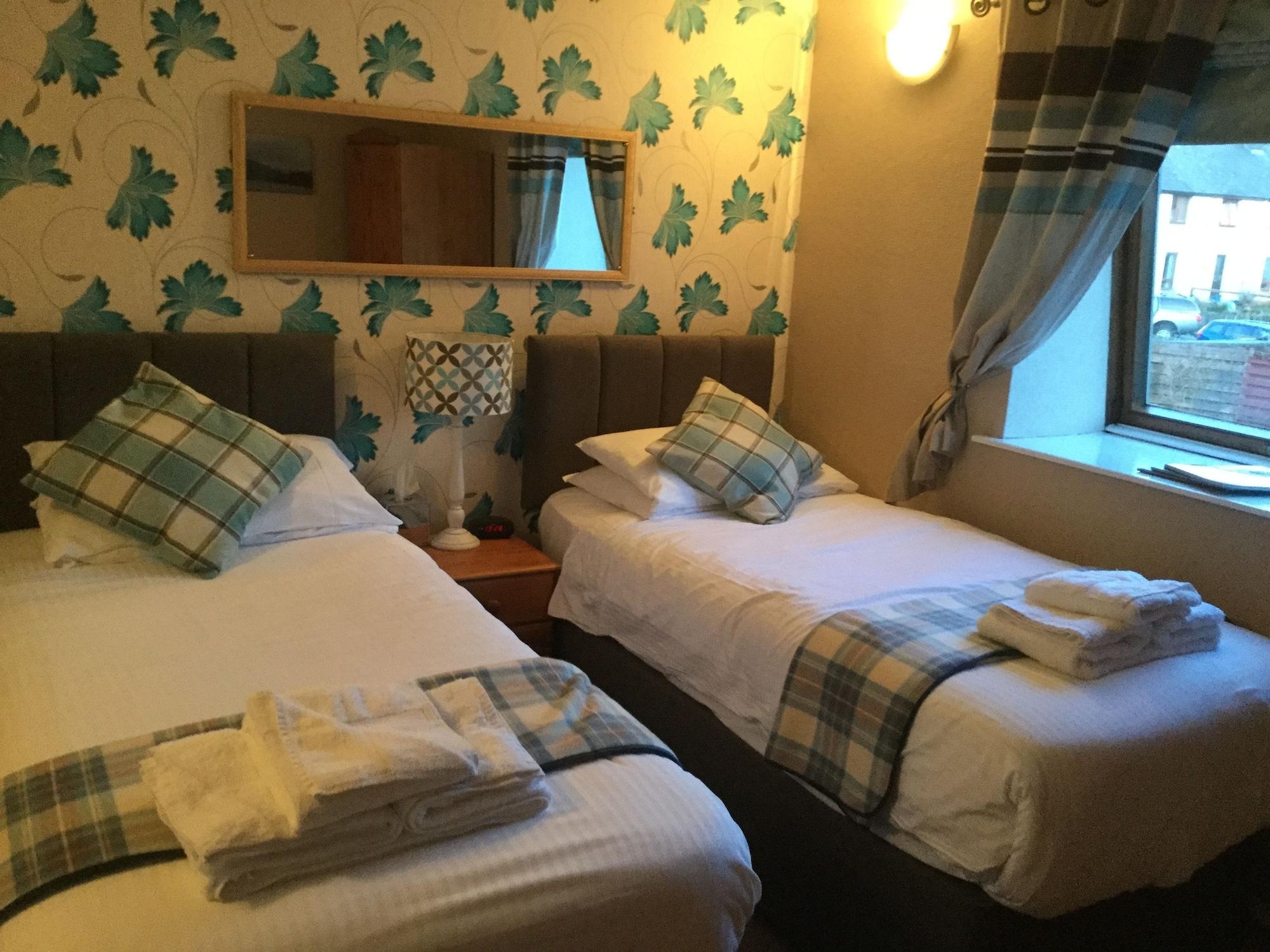 Oyo Inverour Guest House Gairlochy Esterno foto