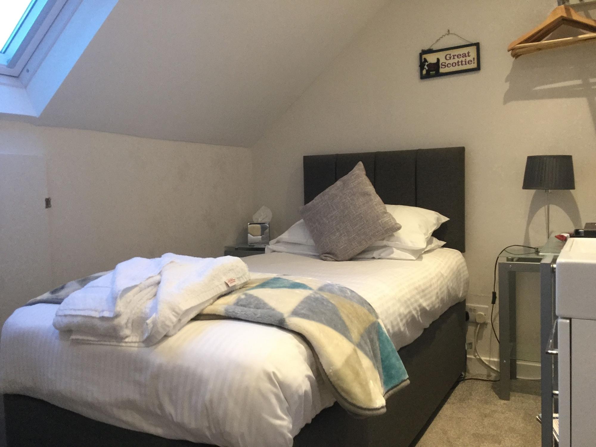 Oyo Inverour Guest House Gairlochy Esterno foto