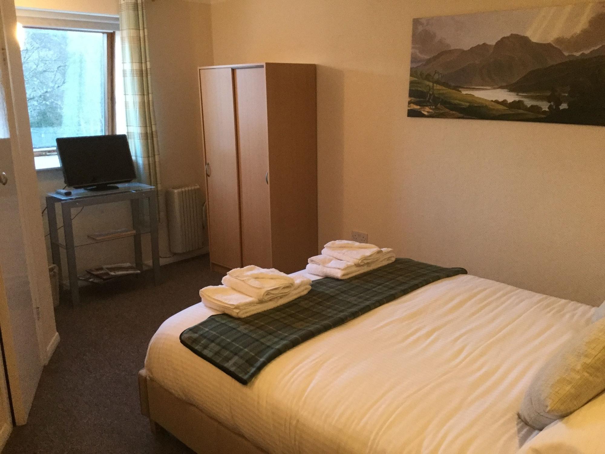 Oyo Inverour Guest House Gairlochy Esterno foto