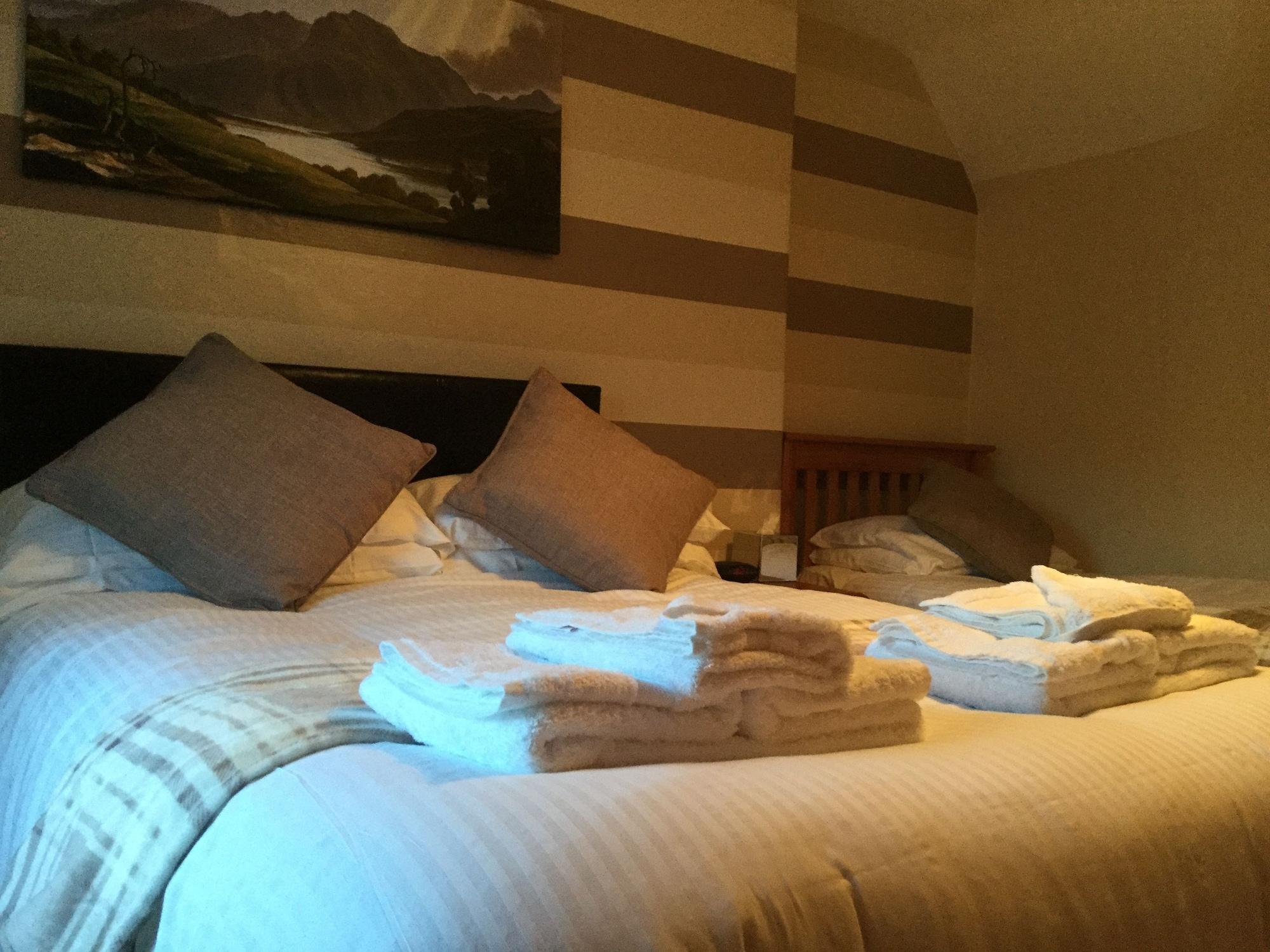 Oyo Inverour Guest House Gairlochy Esterno foto