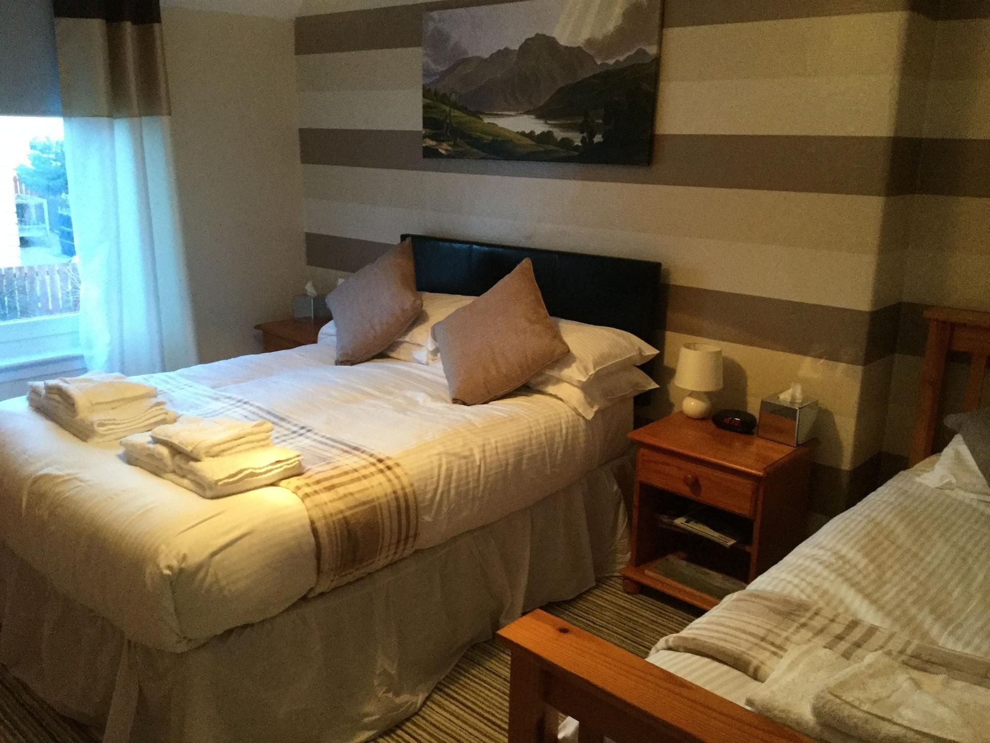 Oyo Inverour Guest House Gairlochy Esterno foto