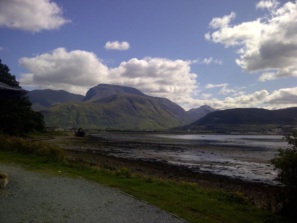 Oyo Inverour Guest House Gairlochy Esterno foto